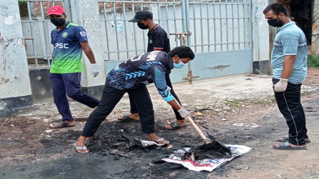 নবাবগঞ্জে ট্রাফিকসহ পরিস্কার-পরিচ্ছন্নতা অভিযানে সাধারণ শিক্ষার্থীরা