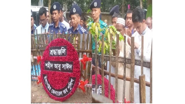 পীরগঞ্জে শহীদ আবু সাঈদের কবর জিয়ারত করেন আইজিপি