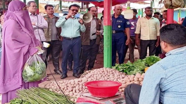 বগুড়ায় রমজান উপলক্ষে ভোক্তা অধিদপ্তরের বিশেষ অভিযানে ৮টি প্রতিষ্ঠানকে জরিমানা।