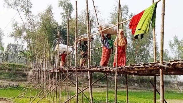 নদীবন্দি দেড়শ পরিবার, নেই রাস্তা-ব্রিজ।