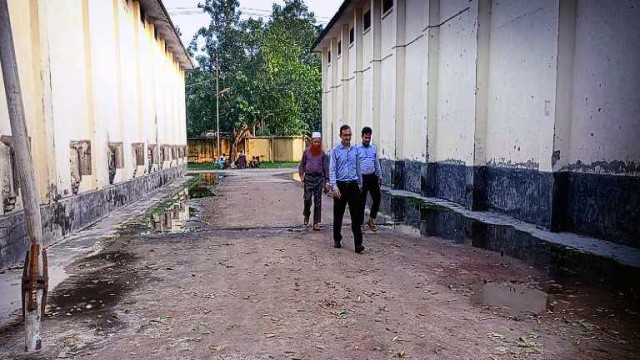 ২শ মে:টন চাল ৫৮ মে:টন গম গায়েব,গুদাম কর্মকর্তা পালাতক!