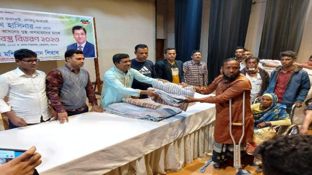 শীতার্তদের পাশে আ'লীগ নেতা এস এম মশিউর রহমান শিহাব।