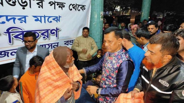 বগুড়ায় শীতার্তদের মাঝে কম্বল বিতরণ করলেন ডিসি