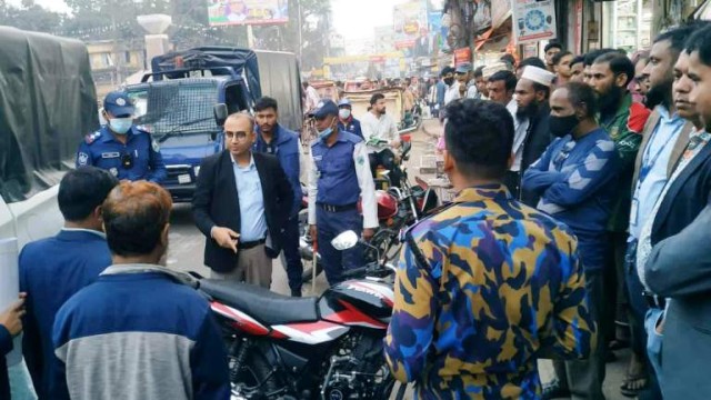 ফুটপাত দখলমুক্তকরণে বগুড়ায় ভ্রাম্যমান আদালতের অভিযান।