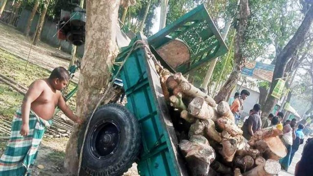 সাদুল্লাপুরে ট্রাকের ধাক্কায় ট্রলি চালক নিহত।