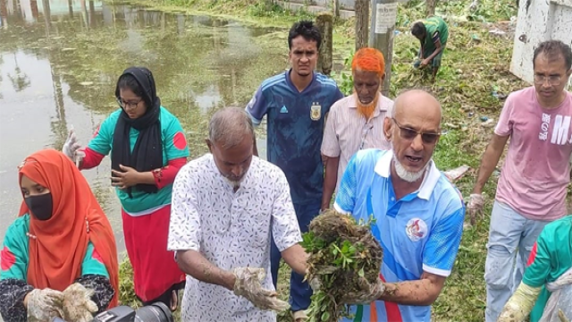 বিশ্ব পরিবেশ দিবসে স্বেচ্ছাশ্রমে পিরোজপুরে ঐতিহ্যবাহী সরকারি উচ্চ বিদ্যালয়ের পরিত্যক্ত পুকুর সংস্কার