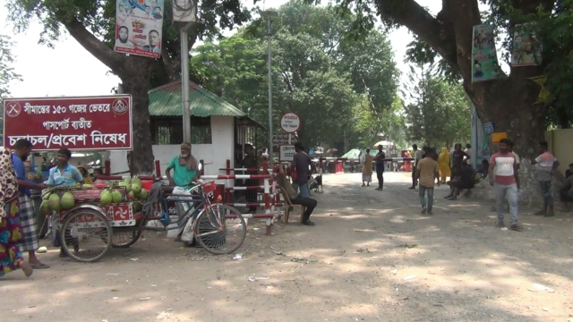 হিলি স্থলবন্দর দিয়ে আমদানি-রপ্তানি বন্ধ হিলি (দিনাজপুর)।