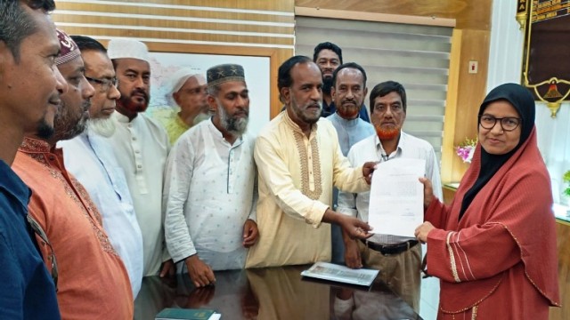 মোটর শ্রমিক ইউনিয়নের নির্বাচন কমিটি পূর্ণ গঠনের দাবিতে জেলা প্রশাসকের কাছে স্মারকলিপি প্রদান