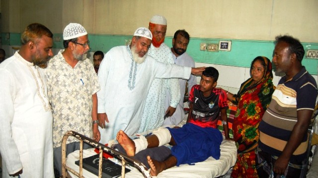 বগুড়ায় আহত কিশোর ফুটবলারকে দেখতে হাসপাতালে জামায়াত নেতা