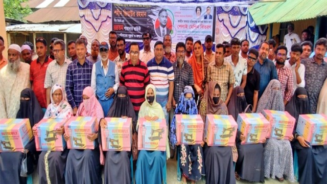 বগুড়ায় কর্মহীন মহিলাদের মাঝে ভিপি সাইফুলের সেলাই মেশিন বিতরণ