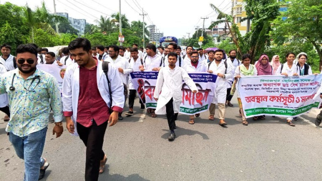 মেডিকেল কলেজ অধ্যক্ষের বিরুদ্ধে মিথ্যা অপপ্রচারের প্রতিবাদে শিক্ষার্থীদের বিক্ষোভ
