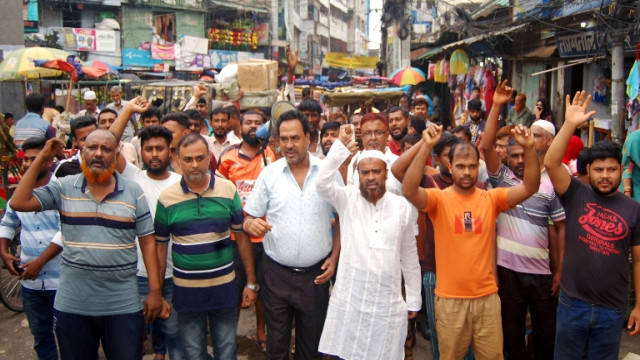 বগুড়ার রাজাবাজারে চাঁদাবাজ সেলিম কে আটকের দাবীতে বিক্ষোভ মিছিল