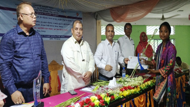 শিক্ষা মন্ত্রণালয়ের উদ্যোগে বীরগঞ্জে শ্রেষ্ঠ শিক্ষার্থীদের মাঝে পুরুস্কার বিতরণী অনুষ্ঠান