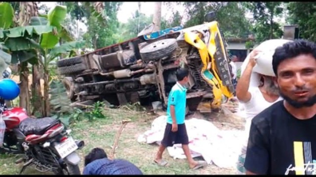 জামালপুর সদর উপজেলা লাহারী কান্দায় নিয়ন্ত্রণ হারিয়ে মাল বোঝাই ট্রাক উল্টে খাদে।