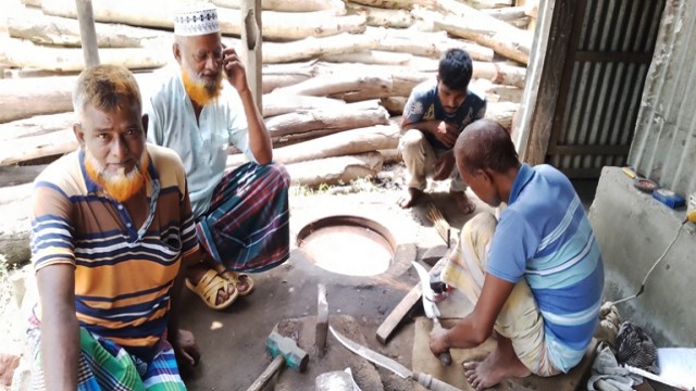 কুরবানি ঈদ কে সামনে রেখে ব্যস্ত সময় কাটাচ্ছে জামালপুরের কামাররা।