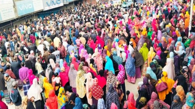 সমবায় সমিতির গ্রাহকদের জমানো টাকা ফেরতের দাবিতে বিক্ষোভ মিছিল।