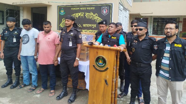 জামালপুরে ভারত থেকে আসা প্রায় ২৪ লাখ টাকার জিলেট ব্লেড উদ্ধার করেছ র‍্যাব ১৪। 