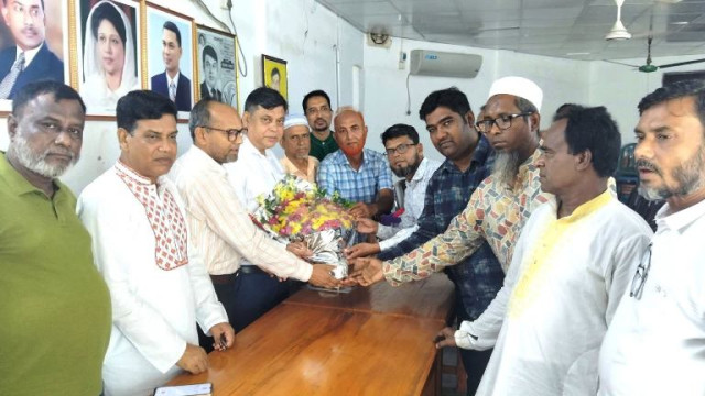নান্দিনা কলেজ গভর্নিং বডির সভাপতিকে ফুলেল শুভেচ্ছা। 