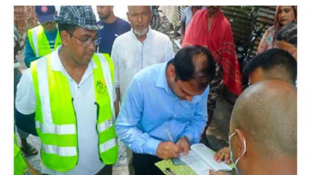 ভাড়ানী খালে ময়লা ফেলায় দুই পরিবারকে জরিমানা