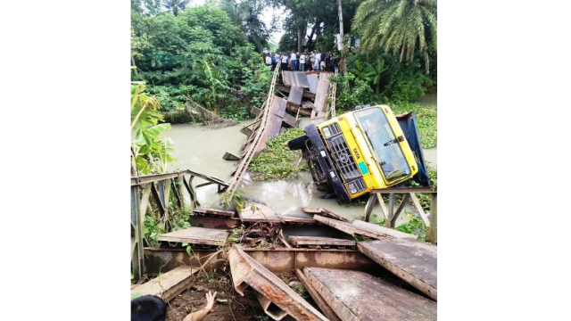 ইন্দুরকানীতে কয়লা বোঝাই ট্রাক নিয়ে খালের মধ্যে ভেঙে পড়েছে বেইলি ব্রিজ