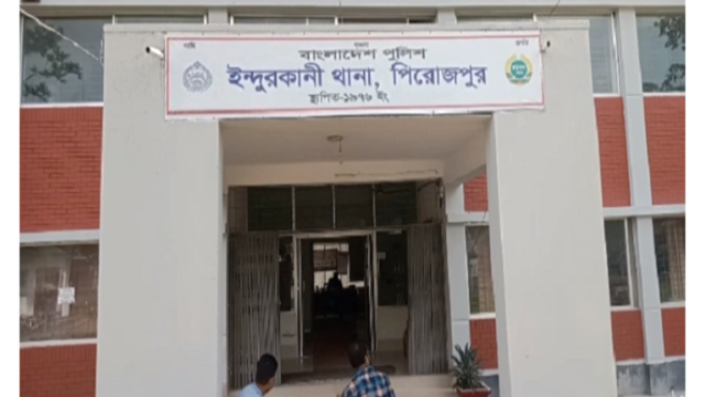 পিরোজপুরে প্রেমিকসহ আপত্তিকর অবস্থায় গৃহবধূ আটক