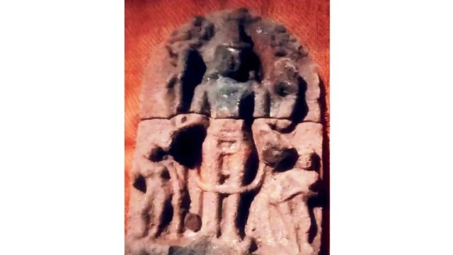 গোবিন্দগঞ্জে পুকুর খনন কালে একটি পুরাতন কালো মূর্তি উদ্ধার 