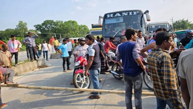 গোবিন্দগঞ্জে আল্লাহ নিয়ে কটুক্তিকারীদের গ্রেফতারের আল্টিমেটাম দিয়ে সড়ক অবরোধ 