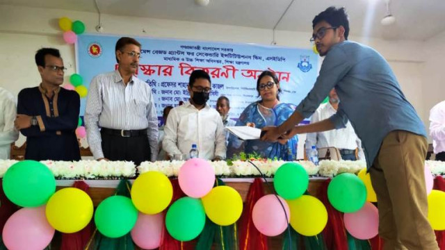ইন্দুরকানীতে মাধ্যমিক ও উচ্চ মাধ্যমিক শিক্ষার্থীদের মাঝে পুরস্কার বিতরণ