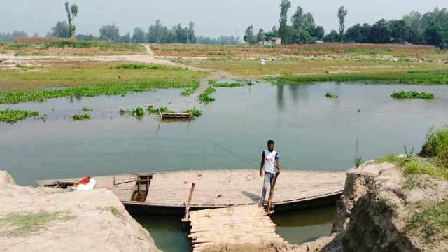 পলাশবাড়ীর ঋষিঘাট পারাপারে ৩০ গ্রামের মানুষের ভরসা নৌকা