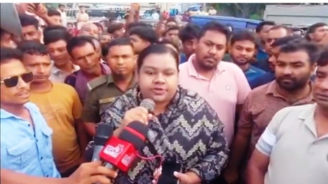 গোবিন্দগঞ্জে দ্রুত ইপিজেড বাস্তবায়নের দাবীতে মহাসড়ক অবরোধ 
