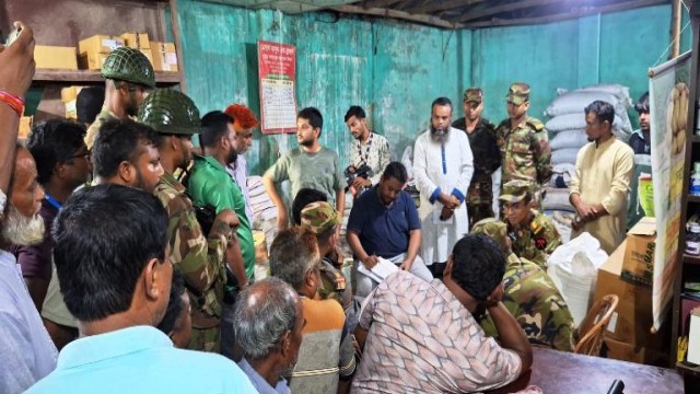 গোবিন্দগঞ্জে সারের দোকানে অভিযান চালিয়ে ৪৩৪ বস্তা সার জব্দ