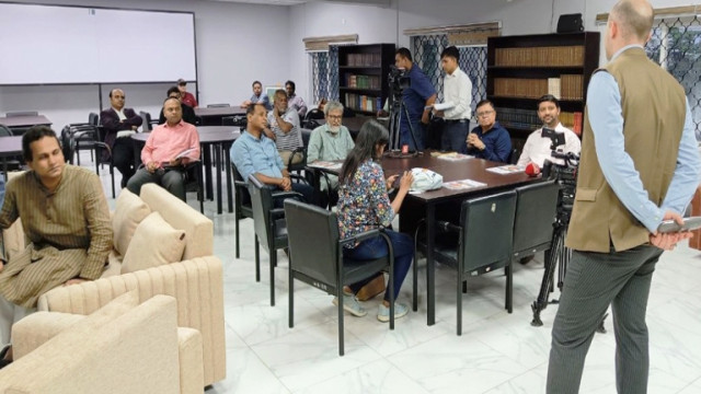 ঢাকাস্থ রাশিয়ান হাউসে গণমাধ্যম প্রতিনিধিদের সাথে গোলটেবিল বৈঠক