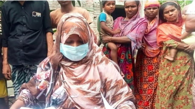 স্ত্রীর মর্যাদার দাবিতে স্বামীর বাড়িতে অনশন