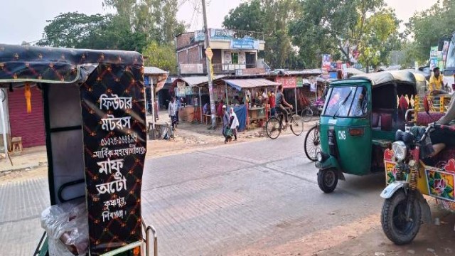 শিবগঞ্জে সওজের জায়গা দখল করে দোকান নির্মানে বিপুল টকার বাণিজ্য 
