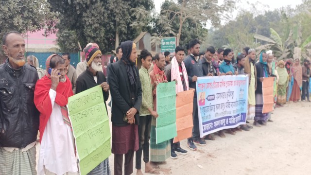 পীরগঞ্জে হিমাগার মালিকের বিরুদ্ধে মানববন্ধন ব্যাবসায়ীদের প্রায় ২ কোটি টাকা আত্মসাতের অভিযোগ