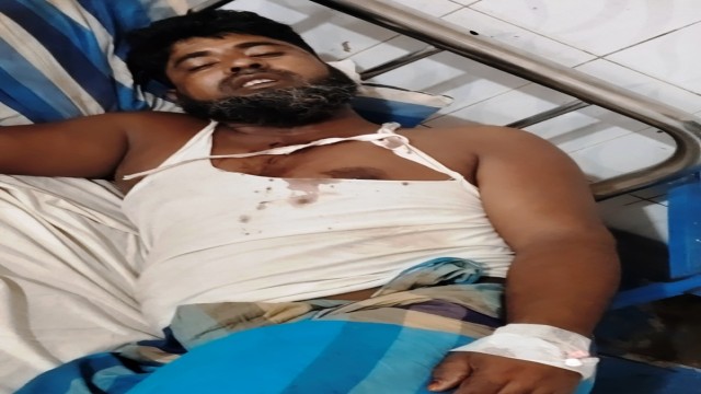 ভোলায় তুচ্ছ ঘটনা কেন্দ্র করে একজনকে কুপিয়ে জখম 