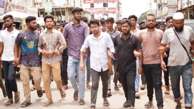 পীরগঞ্জে এনসিপি'র কমিটিতে অযোগ্যদের স্থান দেওয়ার প্রতিবাদে বিক্ষোভ মিছিল