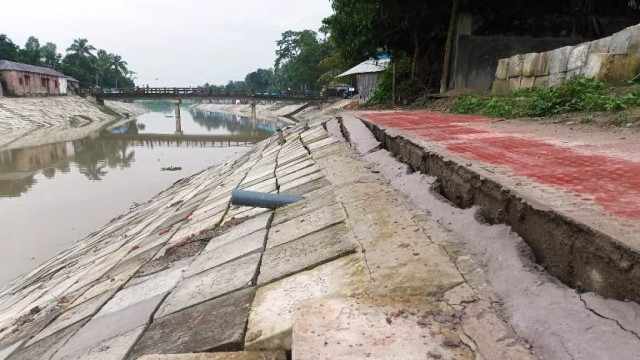 নদীর তীর রক্ষার কাজ শেষ হওয়ার আগেই ভাঙ্গন কাজের মান নিয়ে অসন্তোষ