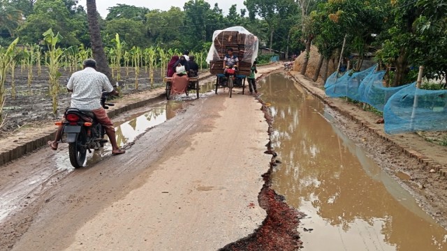 আত্রাইয়ে সড়কে দুরবস্থা:স্থানীয়দের ক্ষোভ