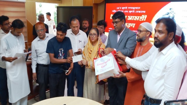 জুলাই শহীদ ও আহতদের পাশে মানবতার হাত পঞ্চগড়ে ঈদ উপহার ও আর্থিক অনুদান বিতরণ