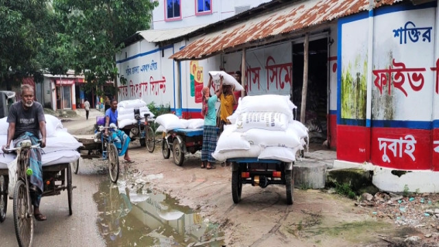 সার সিন্ডিকেটের যাঁতাকলে পিষ্ট বিরামপুরের সাধারণ কৃষক
