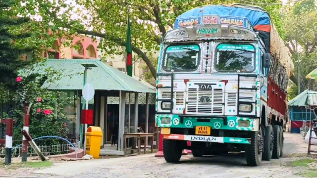 ৪ মাস বন্ধের পর হিলি বন্দরে আবারও চাল আমদানি শুরু