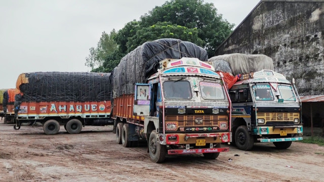 হিলি বন্দরে আমদানিকৃত চাল খালাস করছে না আমদানিকারকরা