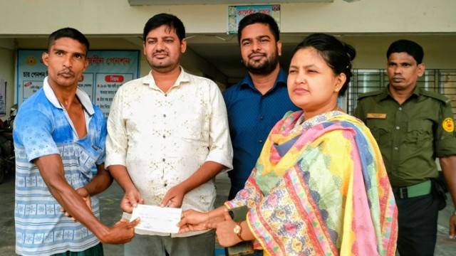 টুঙ্গিপাড়ায় শারীরিক প্রতিবন্ধীর অটোভ্যান চুরি,পাশে দাঁড়ালেন ইউএনও