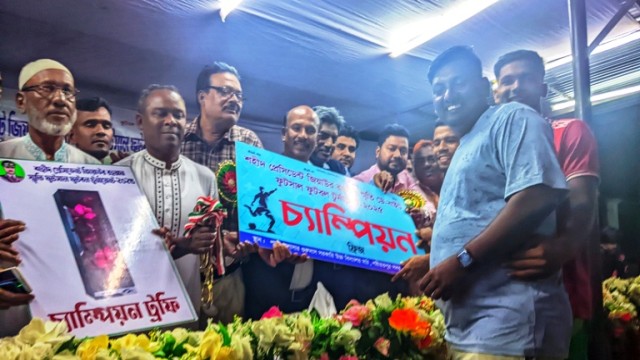 শরীয়তপুরে শহীদ প্রেসিডেন্ট জিয়াউর রহমান স্মৃতি ফুটসাল ফুটবল টুর্নামেন্টের ফাইনাল খেলা ও পুরস্কার বিতরণ