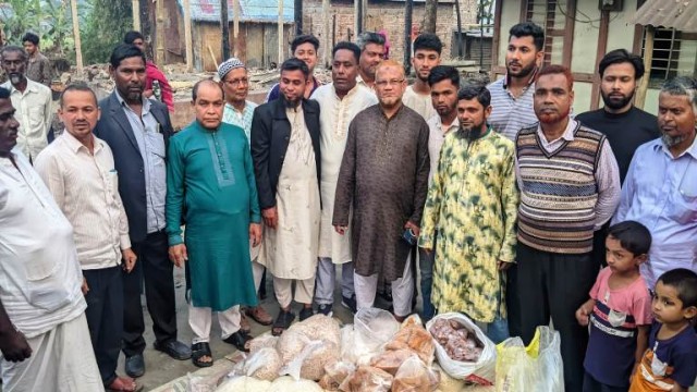 শরীয়তপুরের ডোমসার অগ্নিকান্ডে ক্ষতিগ্রস্ত ১৩ পরিবারের পাশে কৃষকদল নেতৃবৃন্দ:ইফতার সামগ্রী বিতরণ 