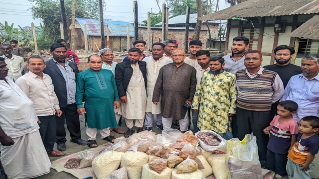 শরীয়তপুরের ডোমসার অগ্নিকান্ডে ক্ষতিগ্রস্ত ১৩ পরিবারের পাশে কৃষকদল নেতৃবৃন্দ: ইফতার সামগ্রী বিতরণ 