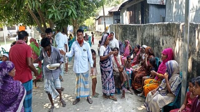 আয়াত ফাউন্ডেশনের আয়োজনে চাঁদপুরে,একবেলা ভালো খাবার খেলো ৬ শতাধিক গরীব অসহায় 