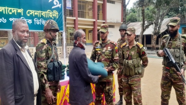 বোদায় সেনাবাহিনীর উদ্যোগে গরীব,অসহায়,শীতার্ত মানুষের মাঝে কম্বল বিতরণ