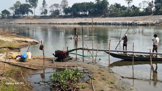 পীরগঞ্জে করতোয়া নদী থেকে বালু উত্তোলন বন্ধ হচ্ছেনা!